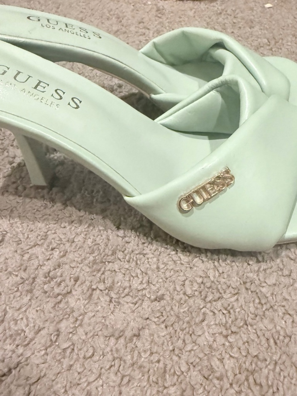👠 - Picture 2 of 2